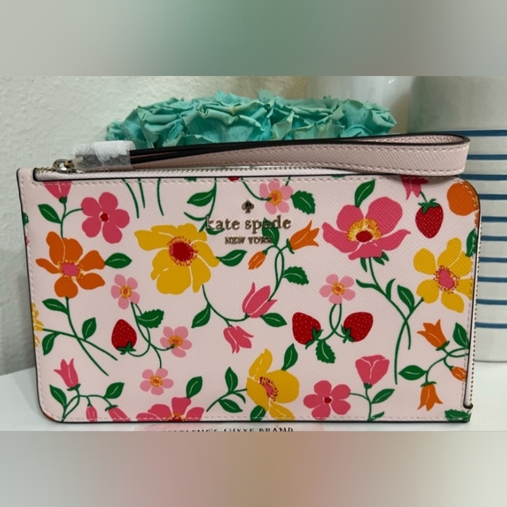 NWT Kate Spade Limited Edition Strawberry Garden L-Zip Wristlet
